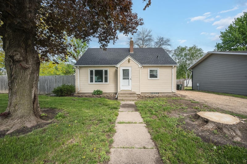 714 3rd St N, Saint James, MN 56081
