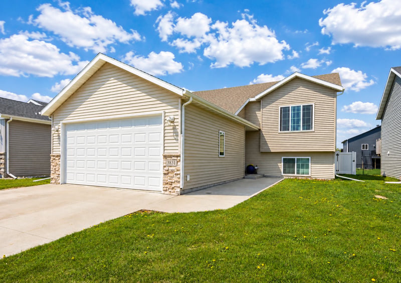 3831 32nd St S, Moorhead, MN 56560