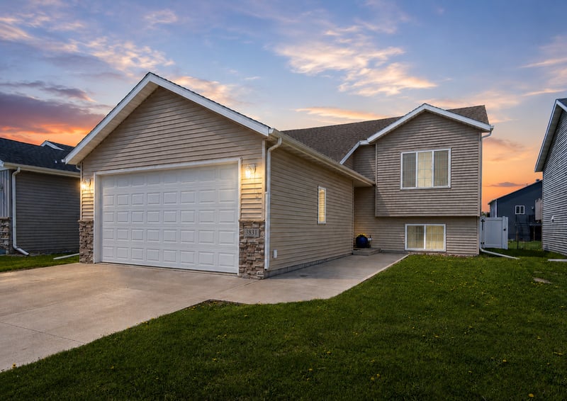 3831 32nd St S, Moorhead, MN 56560