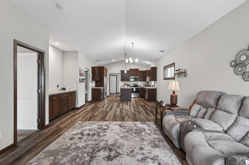 211 8th Ave NE, Isanti, MN 55040