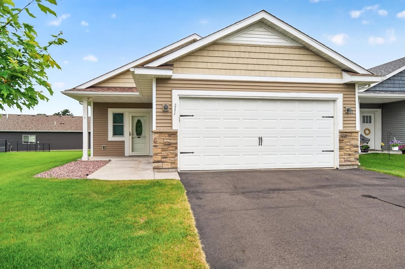 211 8th Ave NE, Isanti, MN 55040