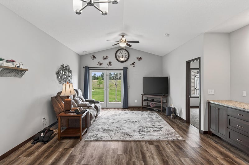 211 8th Ave NE, Isanti, MN 55040