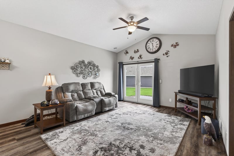 211 8th Ave NE, Isanti, MN 55040