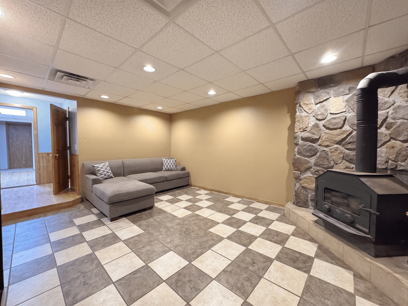 110 Velkommen St NE, Staples, MN 56479