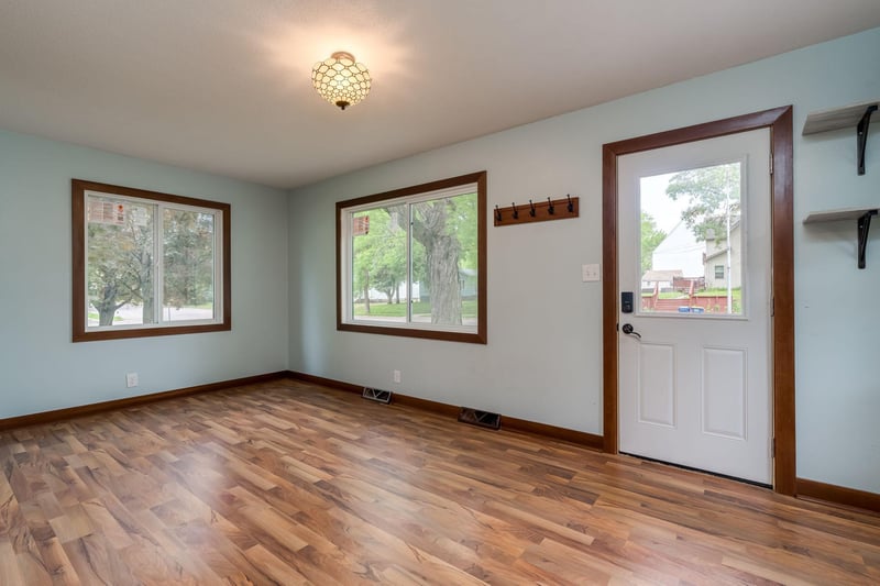 303 Broadway, Hanska, MN 56041