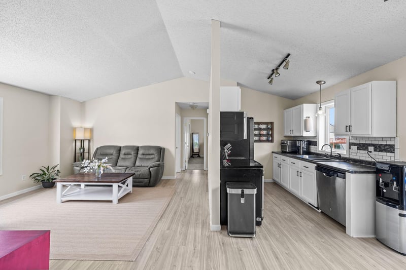 1998 Brittany Ct, Shakopee, MN 55379