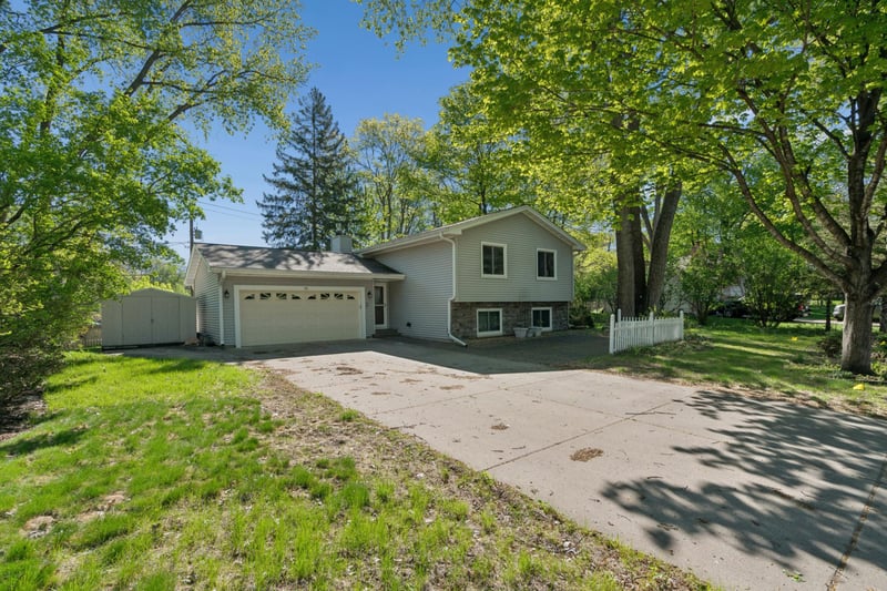 75 Pleasant Ln E, Excelsior, MN 55331