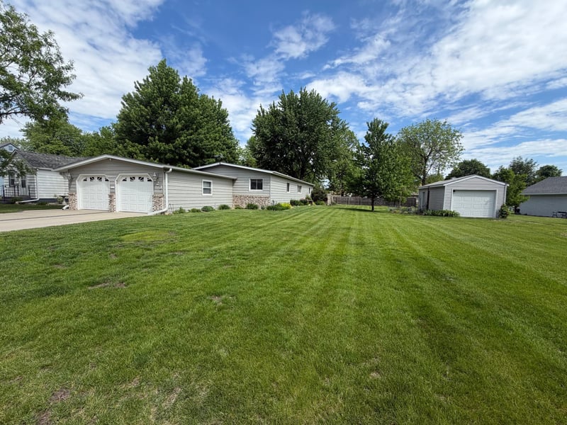 223 10th Ave, Worthington, MN 56187