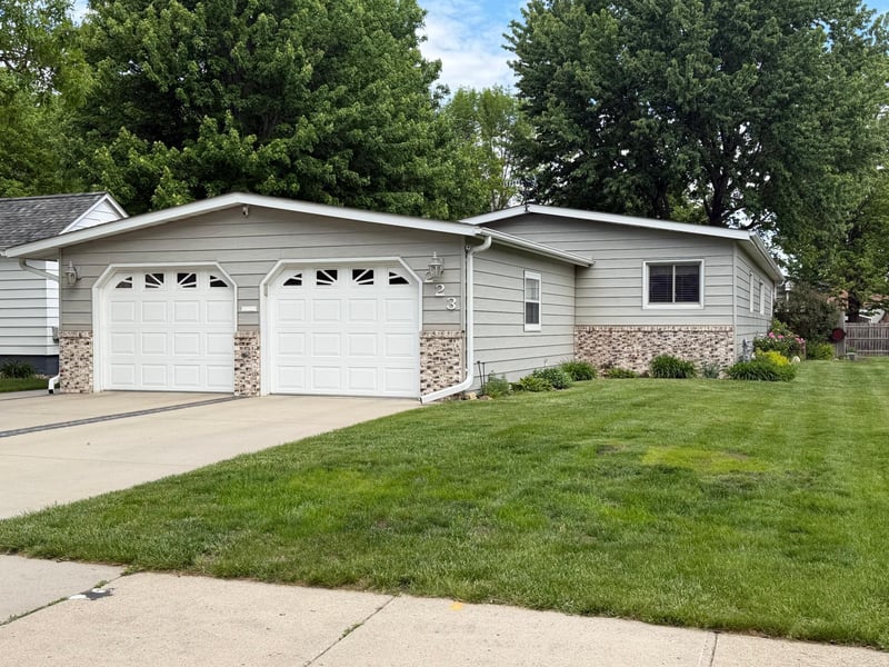 223 10th Ave, Worthington, MN 56187