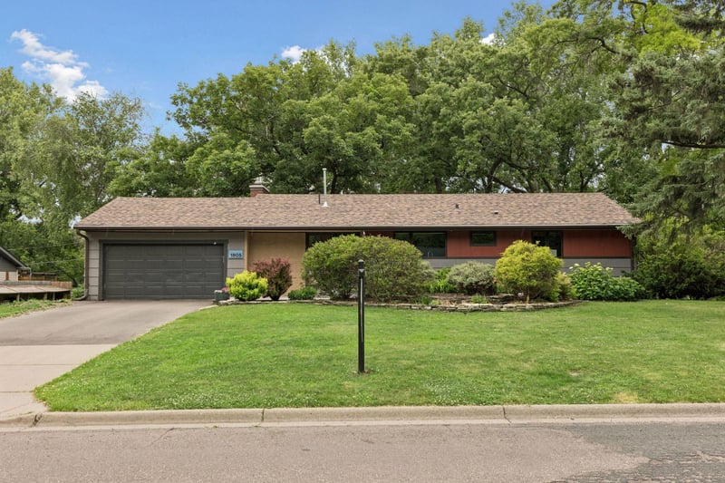 1805 Hampshire Ln N, Golden Valley, MN 55427