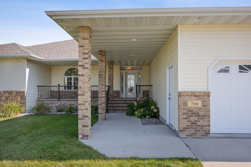 766 36th St S, Moorhead, MN 56560