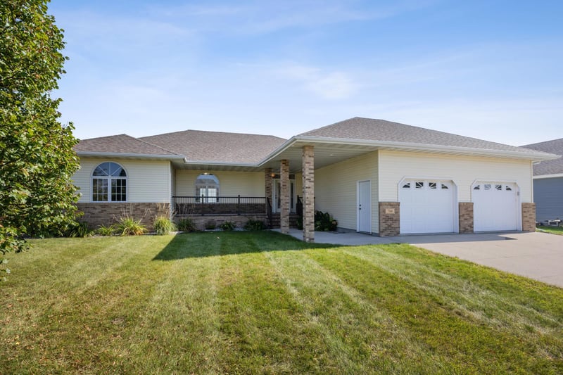 766 36th St S, Moorhead, MN 56560
