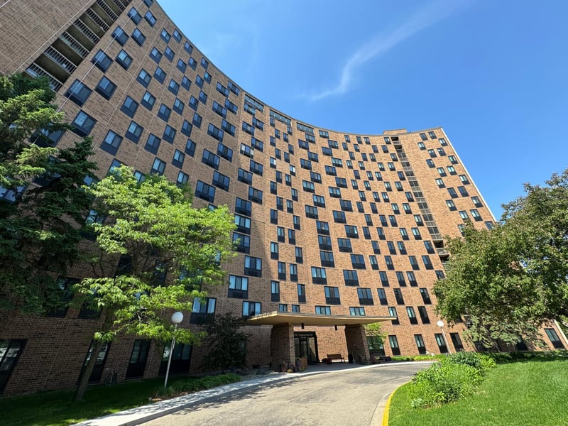 1181 Edgcumbe Rd #404, Saint Paul, MN 55105