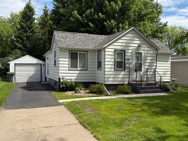 219 10th Ave, Worthington, MN 56187