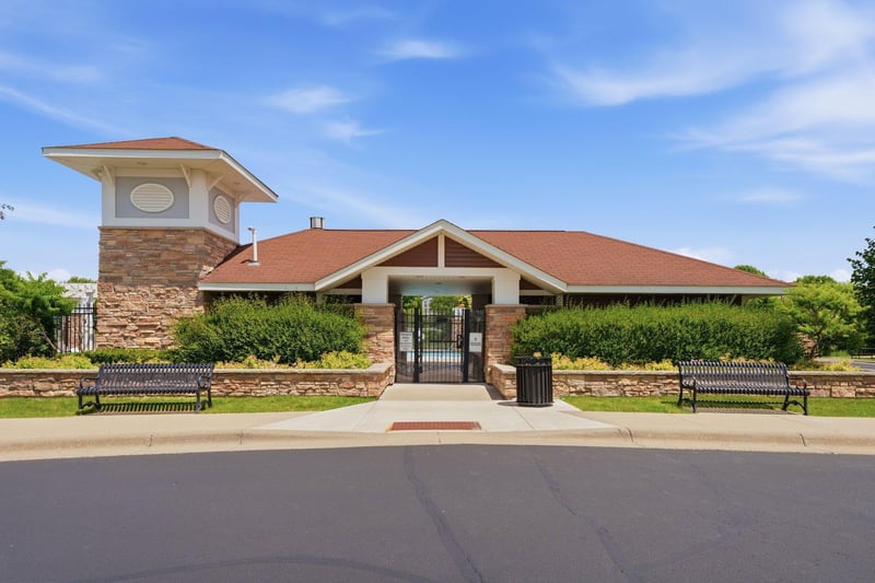 1842 Colonial Ln #2, Chanhassen, MN 55317