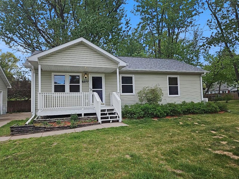 5377 Quincy St, Mounds View, MN 55112