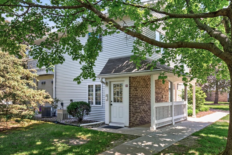 1063 Duckwood Dr #207, Eagan, MN 55123