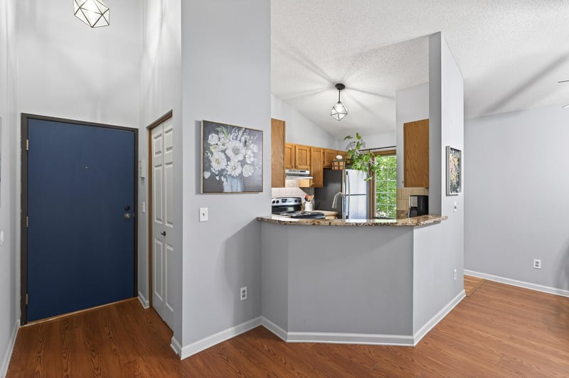1063 Duckwood Dr #207, Eagan, MN 55123
