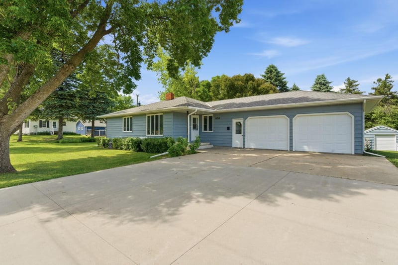 606 3rd Ave S, Raymond, MN 56282