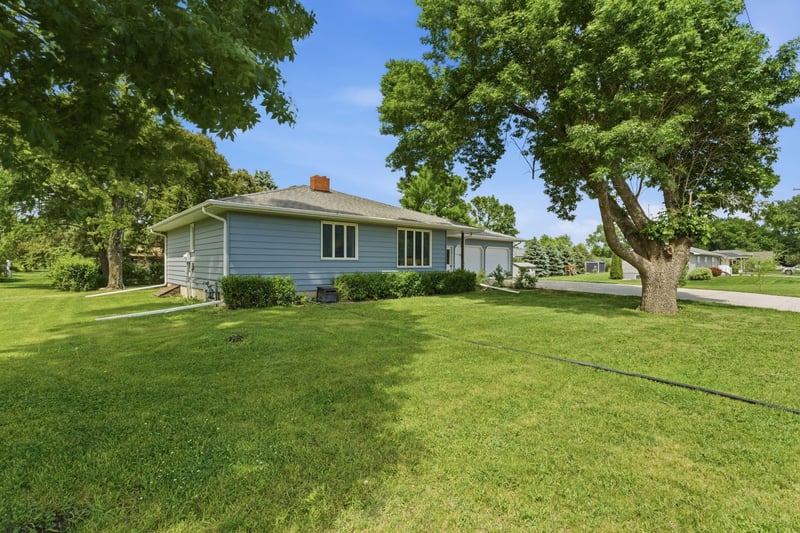 606 3rd Ave S, Raymond, MN 56282