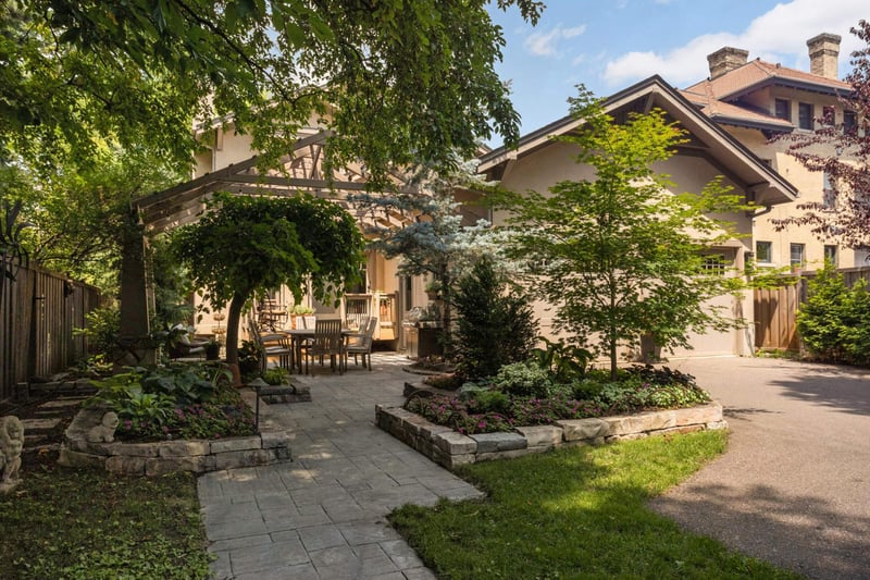 582 Summit Ave, Saint Paul, MN 55102