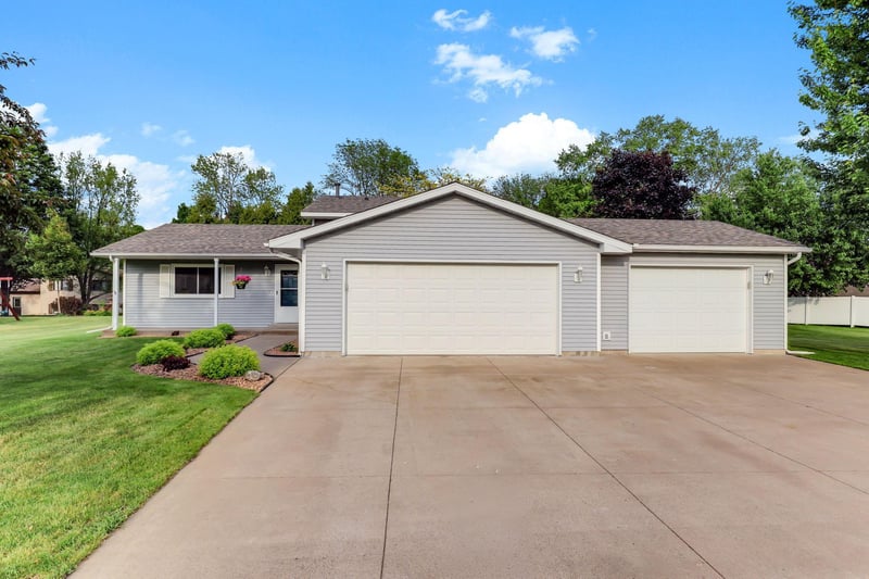 31115 Olinda Trl, Lindstrom, MN 55045