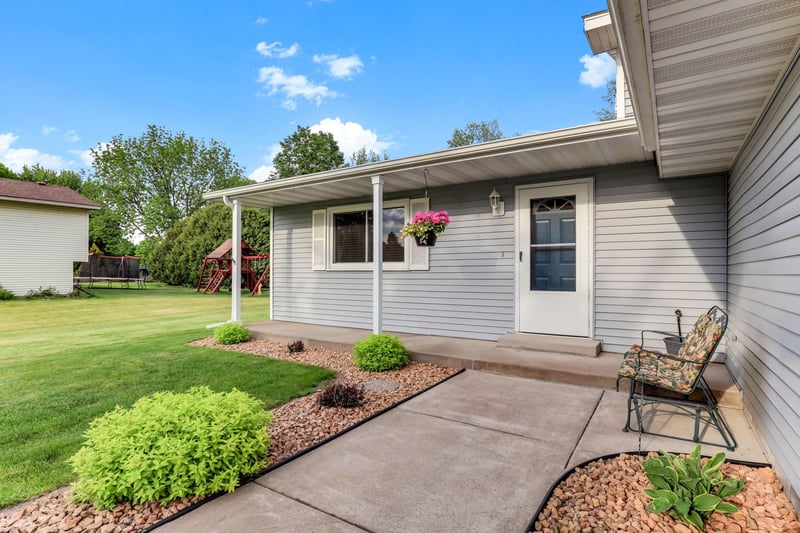 31115 Olinda Trl, Lindstrom, MN 55045