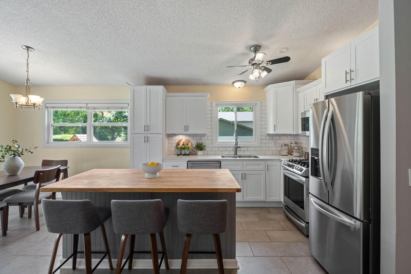 3098 Evelyn St, Roseville, MN 55113