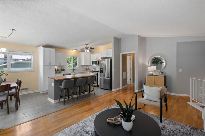 3098 Evelyn St, Roseville, MN 55113