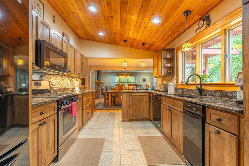8947 E Wakemup Village Rd, Cook, MN 55723