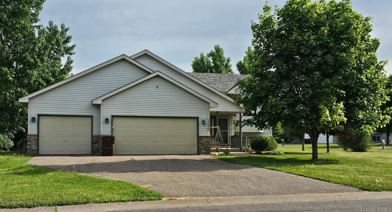 1110 Hilltop St, Braham, MN 55006