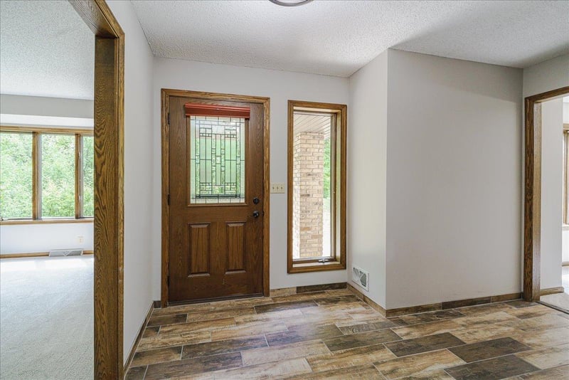 1473 Lake Park Cir, Eagan, MN 55122