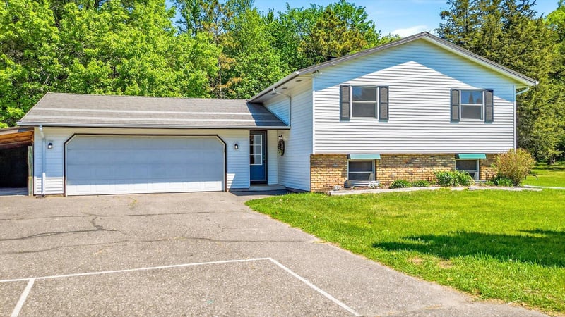 4480 Fawn Lake Dr, Stacy, MN 55079