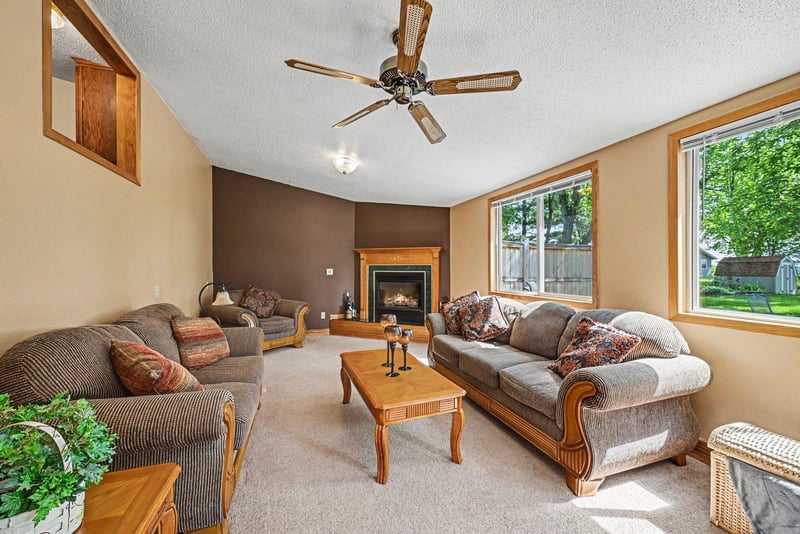 321 N State Ave, Le Center, MN 56057