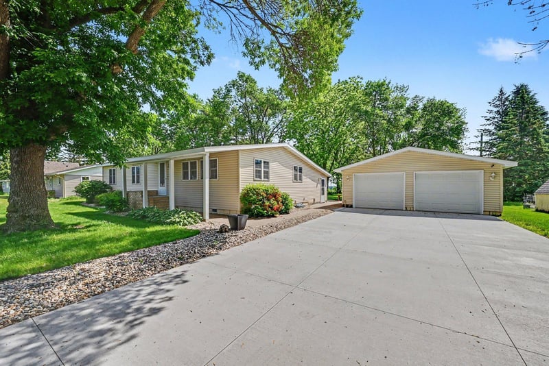 321 N State Ave, Le Center, MN 56057