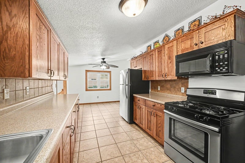 321 N State Ave, Le Center, MN 56057