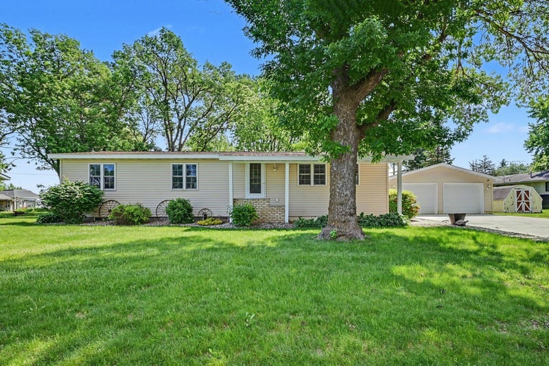 321 N State Ave, Le Center, MN 56057