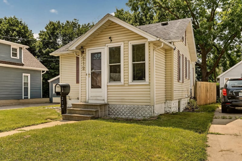 212 10 1/2 St SE, Rochester, MN 55904