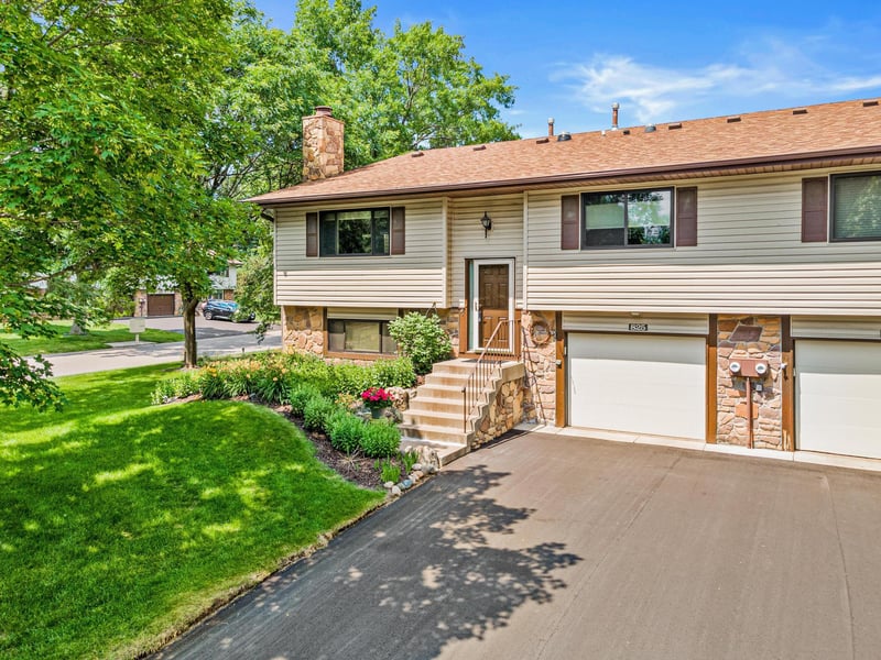 825 Martha Lake Ct, Shoreview, MN 55126