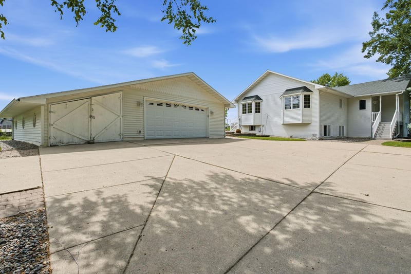 11646 Indian Beach Rd, Spicer, MN 56288