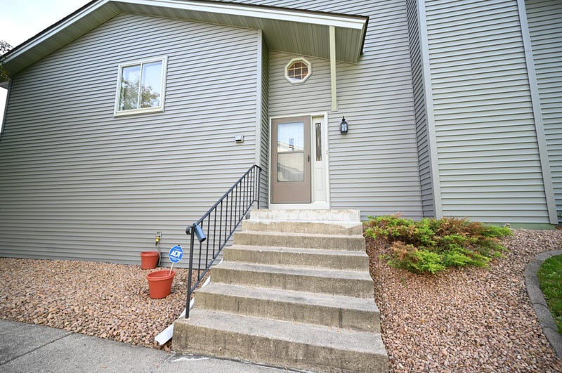 800 Buckingwood Ct, Chanhassen, MN 55317