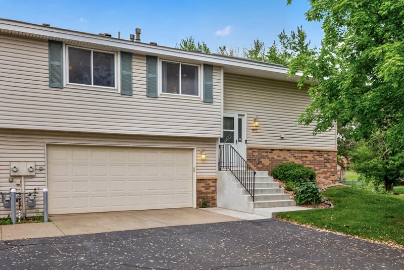 841 Evergreen Cir, Burnsville, MN 55337