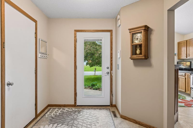 3996 Woodview Dr, Vadnais Heights, MN 55127