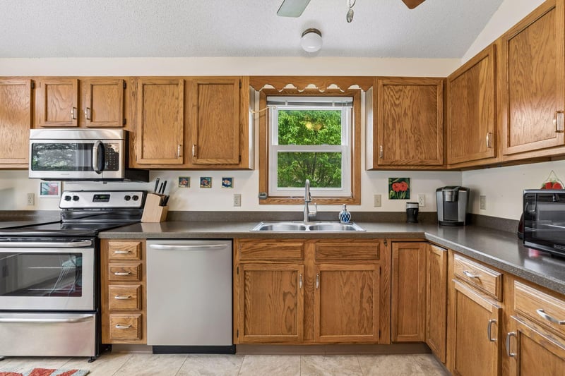 3996 Woodview Dr, Vadnais Heights, MN 55127