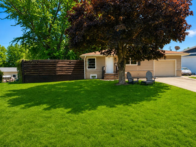 402 Sunset Ct NE, Stewartville, MN 55976