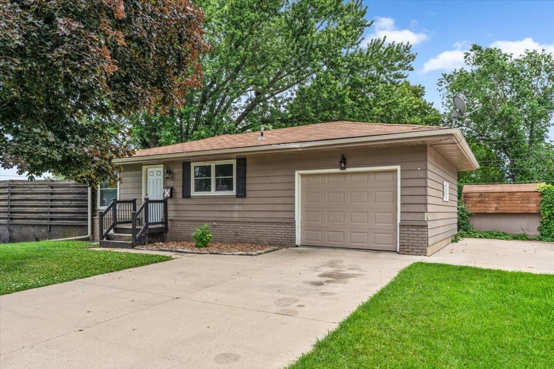 402 Sunset Ct NE, Stewartville, MN 55976