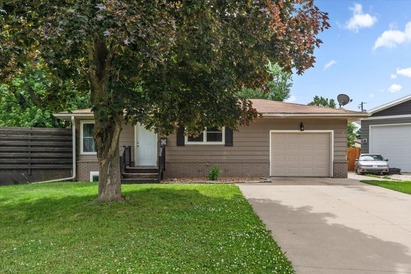 402 Sunset Ct NE, Stewartville, MN 55976