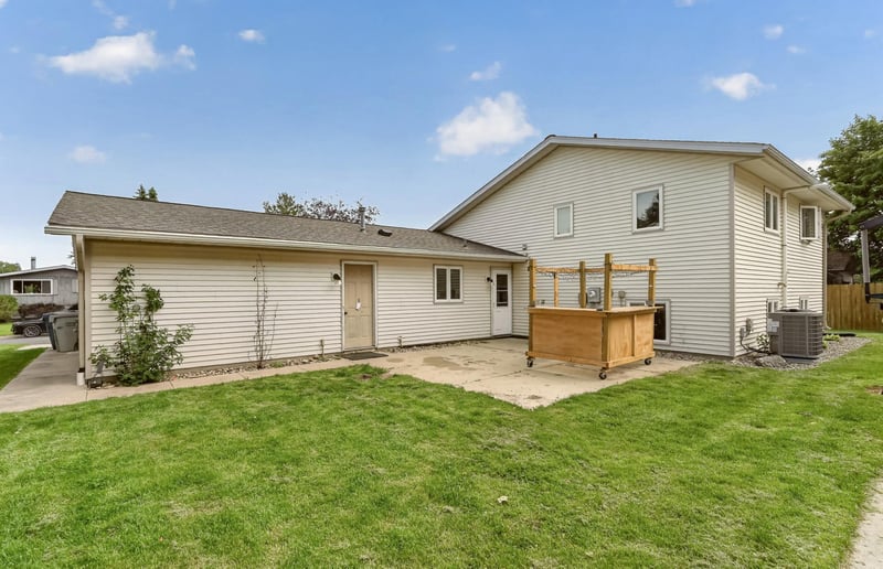 1004 6th St NW, Dodge Center, MN 55927