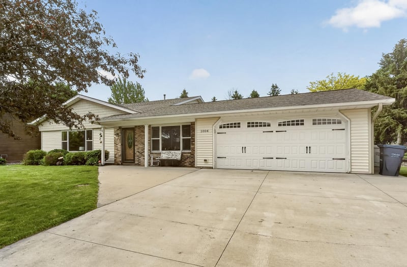 1004 6th St NW, Dodge Center, MN 55927