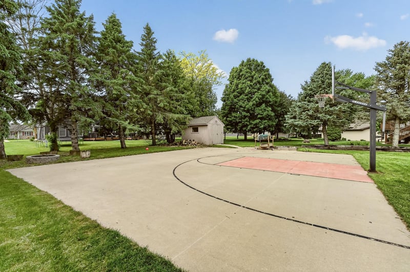 1004 6th St NW, Dodge Center, MN 55927